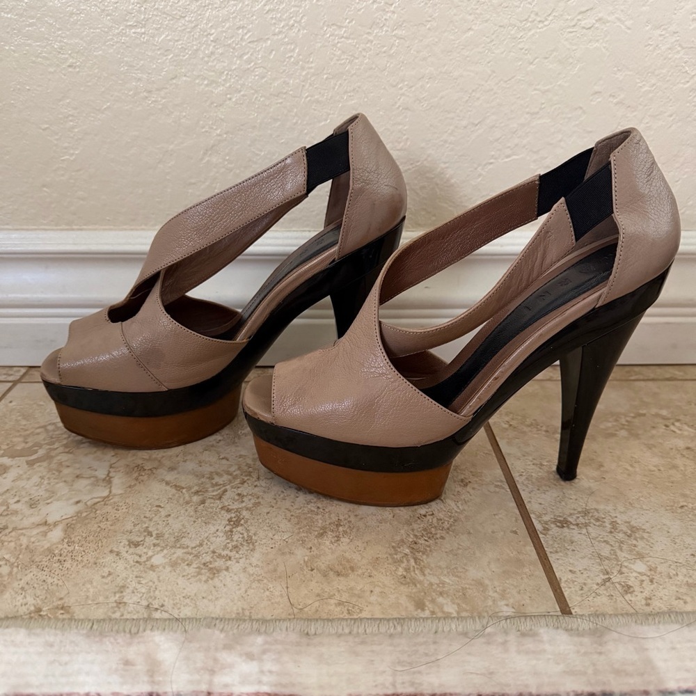 Marni leather T-strap platform pumps neutral and black color block - Picture 9 of 11